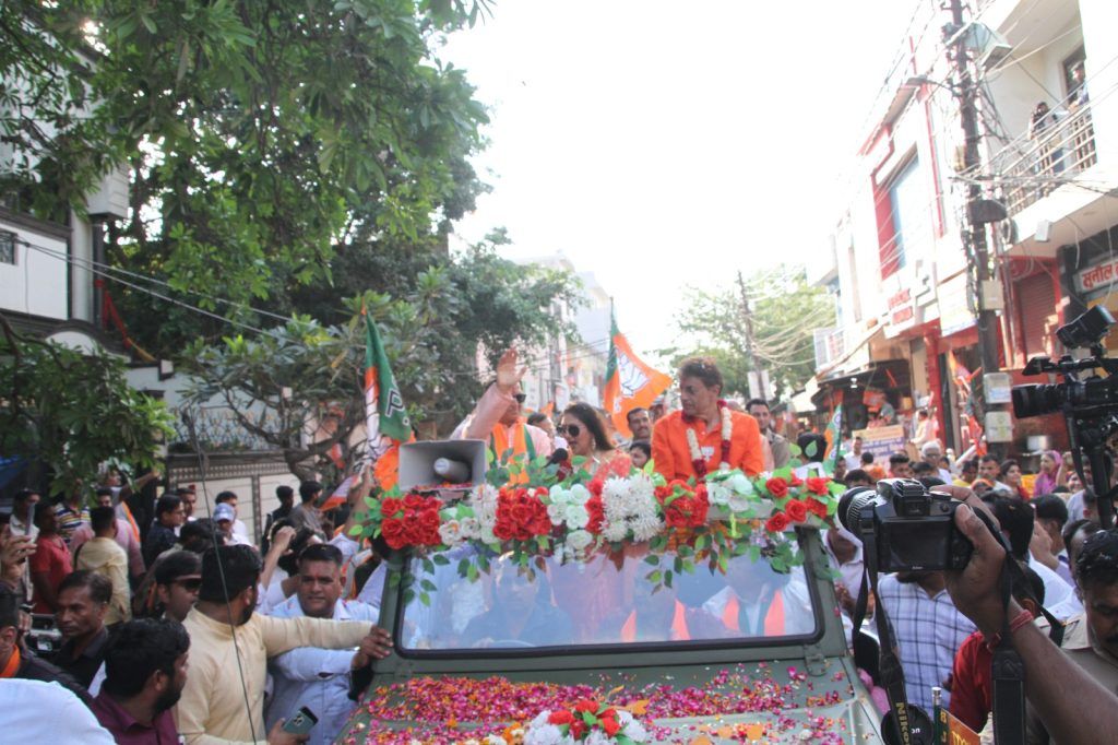 Star-studded Roadshow in Meerut: Ram, Sita, and Laxman Campaign for BJP Candidate Arun Govil 9 118 3