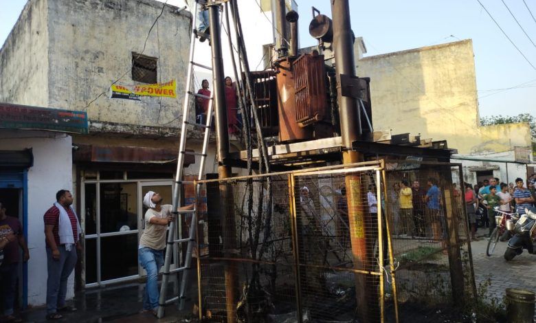 गाजियाबाद में ट्रांसफॉर्मर में आग, दुकान का कुछ सामान जल गया 1 111 115