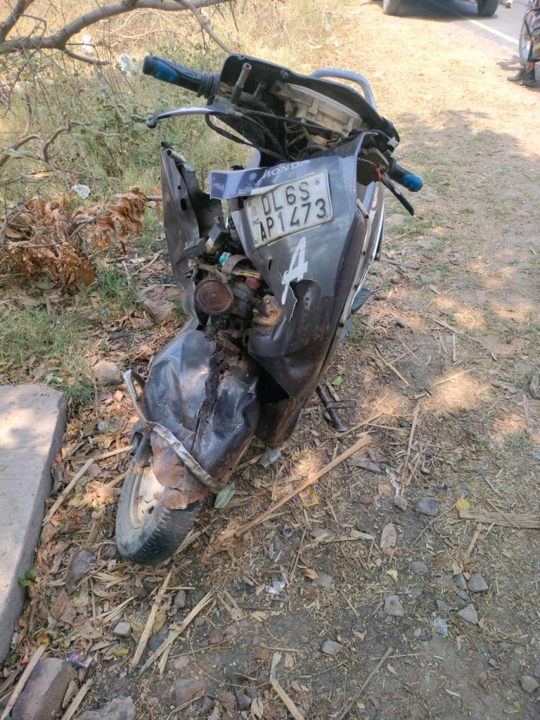 मुरादनगर: स्कूटी और बाइक की भिड़ंत में दो की मौत, दो घायल 1 111 68