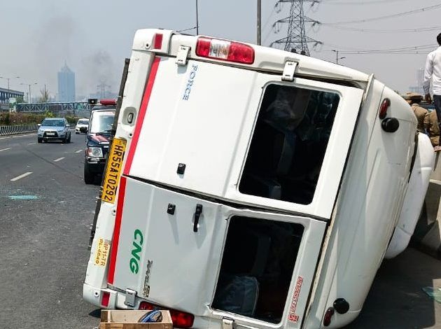 NH9 पर मिनी बस डिवाइडर से टकराकर पलटी, 15 घायल 1 111 73