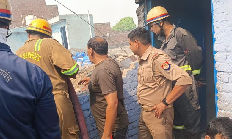 प्रचंड गर्मी में आग के तांडव से जान-माल को सुरक्षित बचाने के लिए प्रयासरत "गाजियाबाद फ़ायर विभाग" 1 111 92