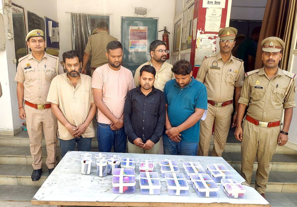 गाजियाबाद: फर्जी बैंक खाते खोलकर 10 करोड़ की ठगी, 5 आरोपी गिरफ्तार 2 112 8