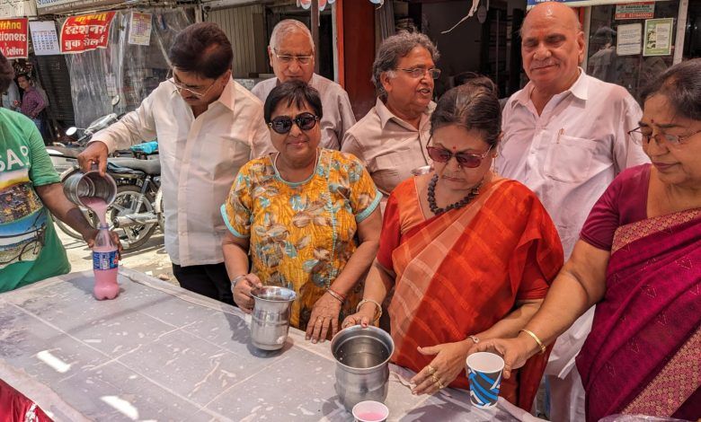 गंगा दशहरे पर अग्रवाल महासभा ने राहगीरों को पिलाया शर्बत 1 111 57
