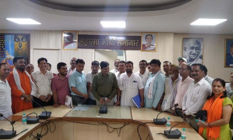 खोड़ा रेजिडेंट एसोसिएशन का प्रतिनिधि मंडल जिलाधिकारी से मिला, पानी की समस्या का जल्द समाधान का आश्वासन 1 111 61