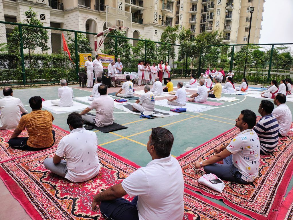 प्रतीक ग्रैंड सिटी में योग दिवस धूमधाम से मनाया गया 1 111 72