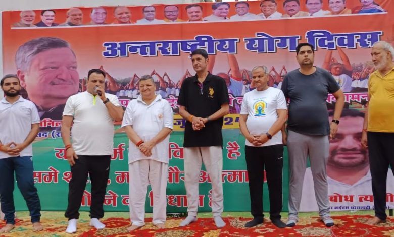 रिवर हाइट्स सोसाइटी में योग दिवस का भव्य आयोजन, 450 लोगों ने लिया भाग 1 111 76