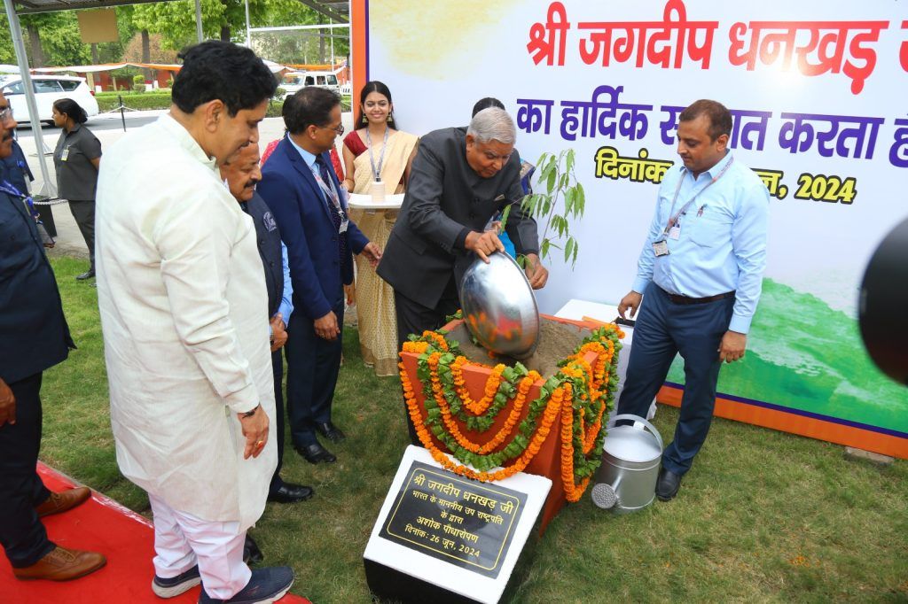 उपराष्ट्रपति ने सेंट्रल इलेक्ट्रॉनिक्स लिमिटेड (CEL) के स्वर्ण जयंती समारोह को संबोधित किया, CEL को मिनीरत्न कंपनी का दर्जा मिला 4 111 91
