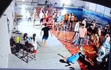 स्विमिंग पूल में लाइव मर्डर, दो मासूम बच्चों के सामने की गई पिता की हत्या 3 113 3