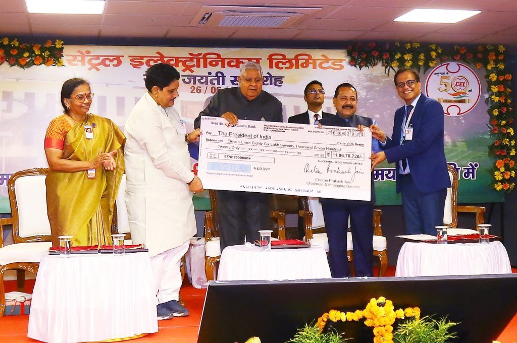 उपराष्ट्रपति ने सेंट्रल इलेक्ट्रॉनिक्स लिमिटेड (CEL) के स्वर्ण जयंती समारोह को संबोधित किया, CEL को मिनीरत्न कंपनी का दर्जा मिला 6 116 4