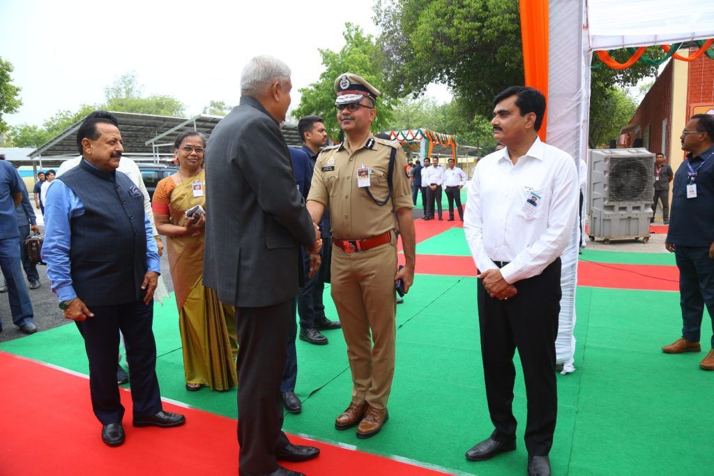 उपराष्ट्रपति ने सेंट्रल इलेक्ट्रॉनिक्स लिमिटेड (CEL) के स्वर्ण जयंती समारोह को संबोधित किया, CEL को मिनीरत्न कंपनी का दर्जा मिला 3 117 3