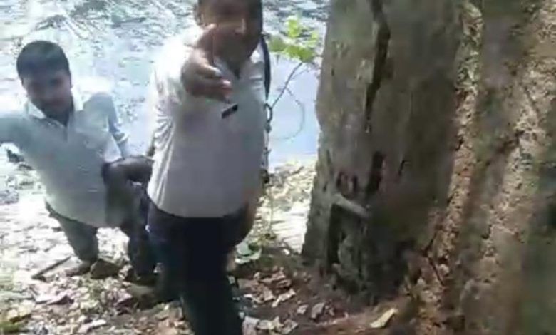 Heroic Traffic Cop Rescues Man from Death Trap in Ghaziabad Drain 1 111 34