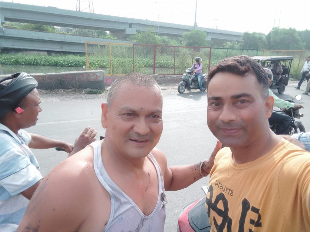 Retired Navy Commando's Daring Dive Saves Drowning Man in Ghaziabad 1 111 36