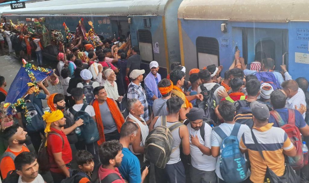 मेरठ स्टेशन पर उमड़ा शिव भक्तों का सैलाब, हरिद्वार के लिए रवाना 2 111 67