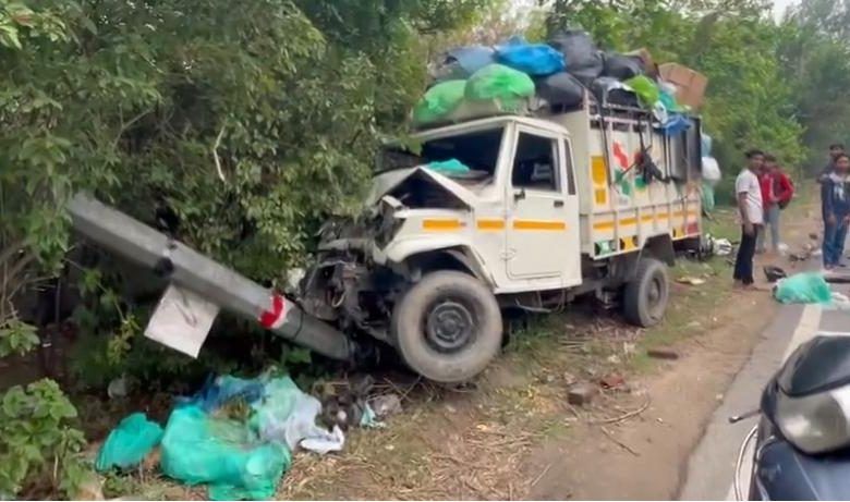 इंदिरापुरम में बाइक और पिकअप की जोरदार टक्कर, बाइक सवार की मौके पर मौत 1 112 19