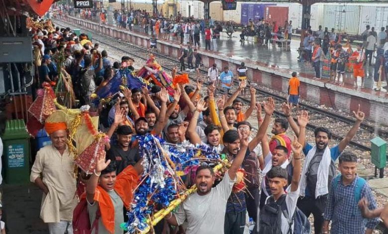 मेरठ स्टेशन पर उमड़ा शिव भक्तों का सैलाब, हरिद्वार के लिए रवाना 1 112 37