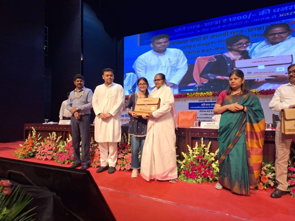 Delhi Public School, Rajnagar Student Honored by UP Chief Minister 3 113 1
