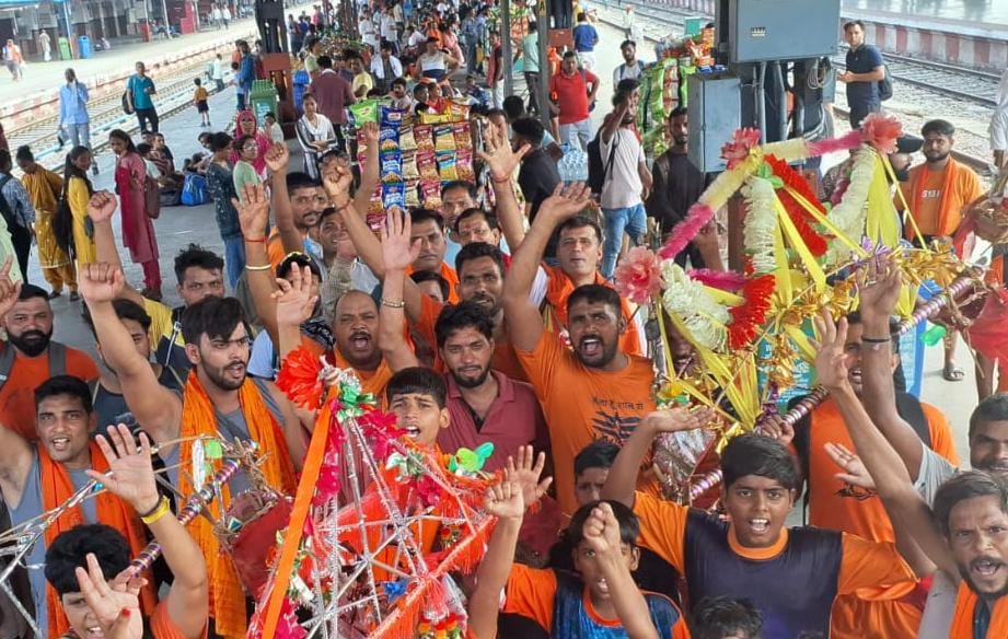 मेरठ स्टेशन पर उमड़ा शिव भक्तों का सैलाब, हरिद्वार के लिए रवाना 3 113 26