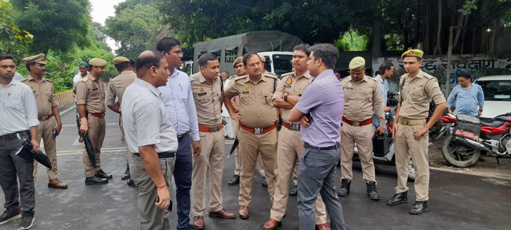 मेरठ में किसानों का हंगामा, कमिश्नरी के बाहर धरना जारी 4 111 18