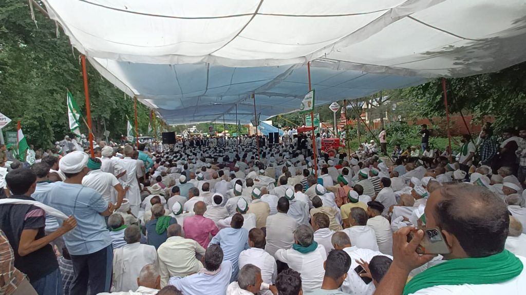 मेरठ में किसानों का हंगामा, कमिश्नरी के बाहर धरना जारी 2 111 19