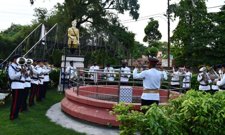 आजादी का अमृत महोत्सव की श्रंखला में “हर घर तिरंगा“ अभियान के अन्तर्गत शहीद स्मारक पर पुलिस बैण्ड के साथ राष्ट्रधुन बजाकर राष्ट्रभक्ति गीतो का गायन किया गया 1 111 47