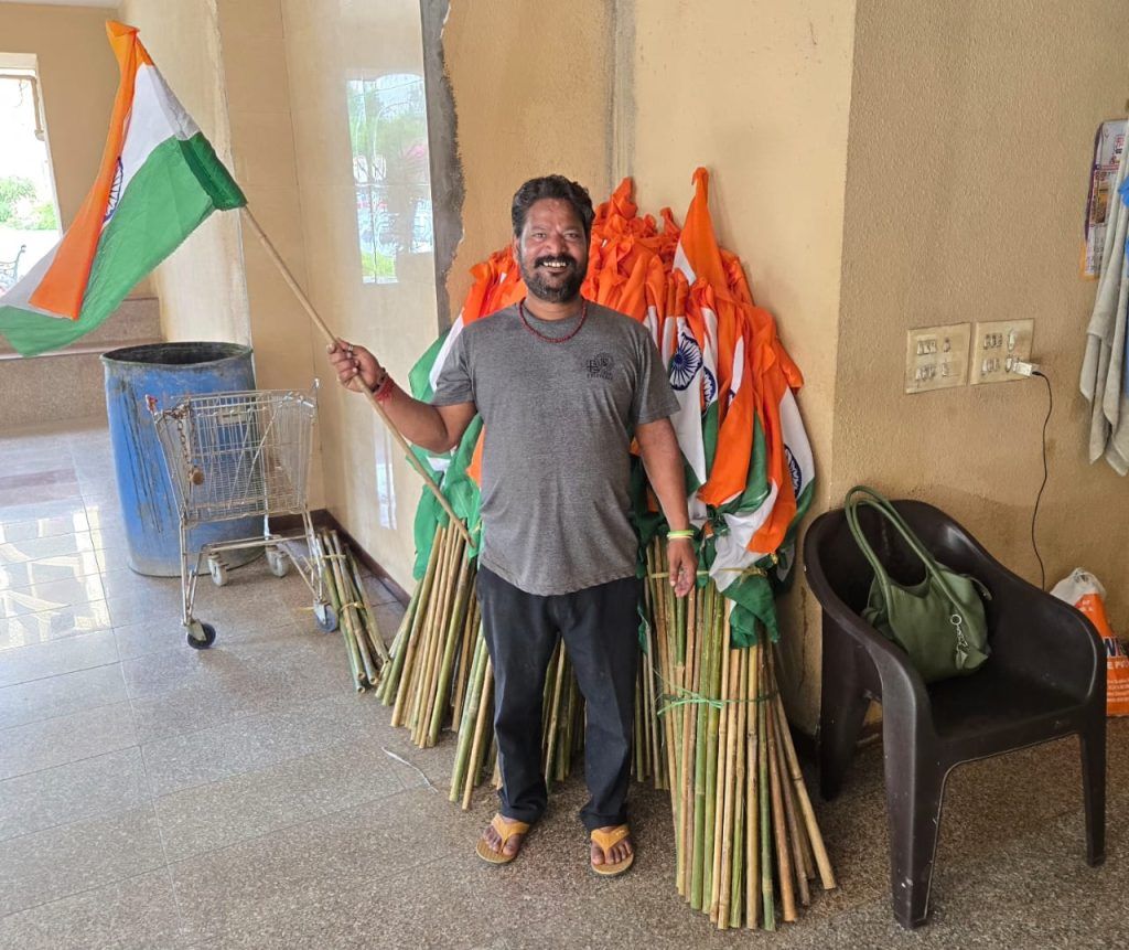 राजनगर एक्सटेंशन एओए ने 3500 ध्वजों का वितरण कर मनाया स्वतंत्रता दिवस 9 111 61