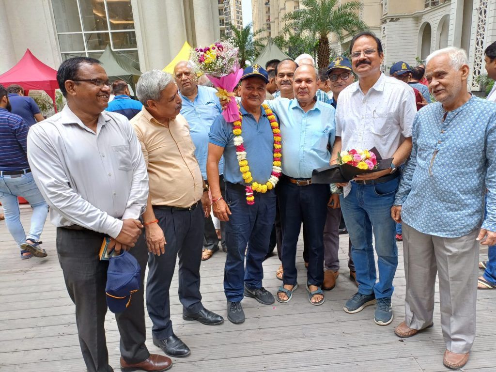 प्रतीक ग्रैंड सिटी सोसाइटी में पूर्व नेवी कमांडो धनबीर सिंह नेगी का सम्मान 2 112 12