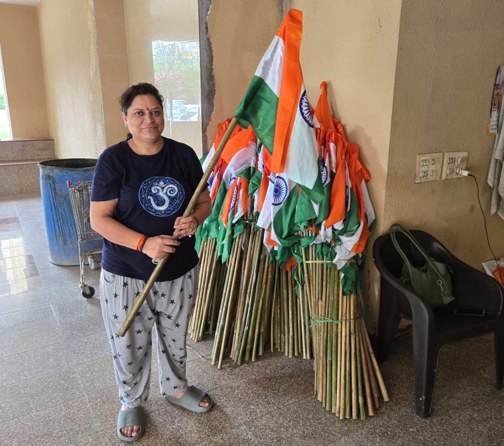 राजनगर एक्सटेंशन एओए ने 3500 ध्वजों का वितरण कर मनाया स्वतंत्रता दिवस 10 112 29