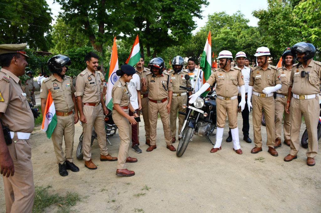 मेरठ में पुलिस लाइन से निकली तिरंगा बाइक रैली, देशभक्ति का रंग छाया 3 112 30