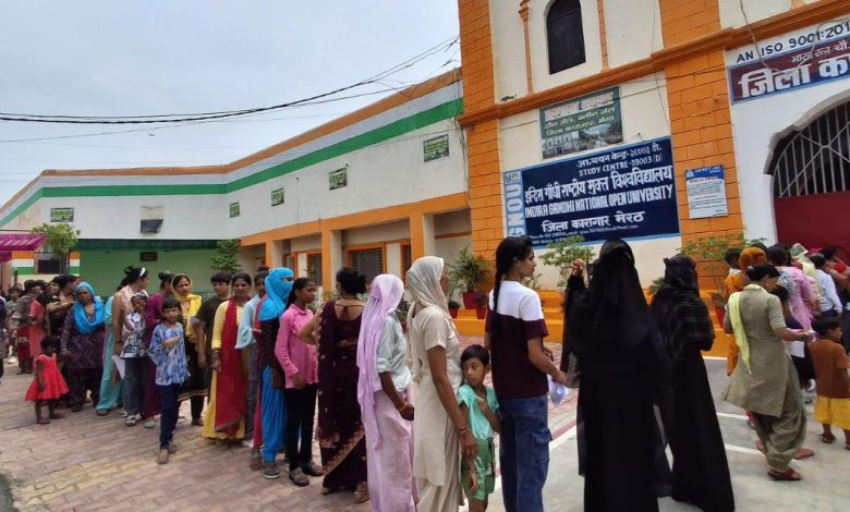 मेरठ जेल में रक्षाबंधन का भावुक मंजर, सैकड़ों बहनें पहुंची भाइयों को राखी बांधने 1 112 35