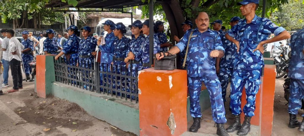 मेरठ में किसानों का हंगामा, कमिश्नरी के बाहर धरना जारी 3 112 8