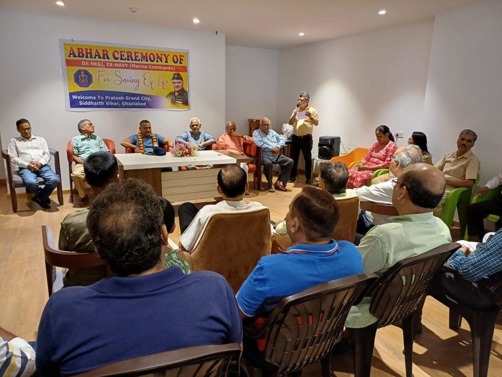 प्रतीक ग्रैंड सिटी सोसाइटी में पूर्व नेवी कमांडो धनबीर सिंह नेगी का सम्मान 3 113 10