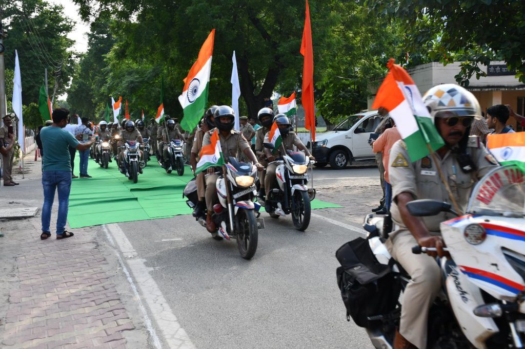 मेरठ में पुलिस लाइन से निकली तिरंगा बाइक रैली, देशभक्ति का रंग छाया 4 113 24