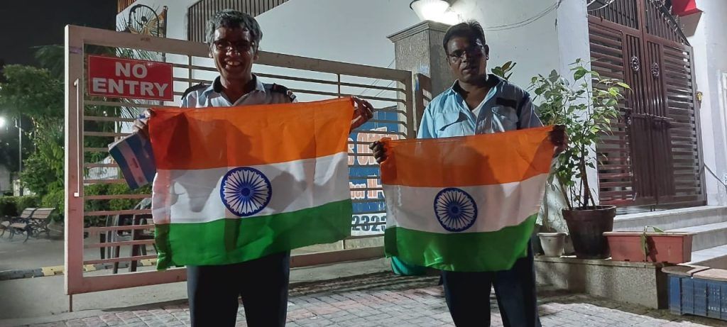 राजनगर एक्सटेंशन एओए ने 3500 ध्वजों का वितरण कर मनाया स्वतंत्रता दिवस 2 114 10