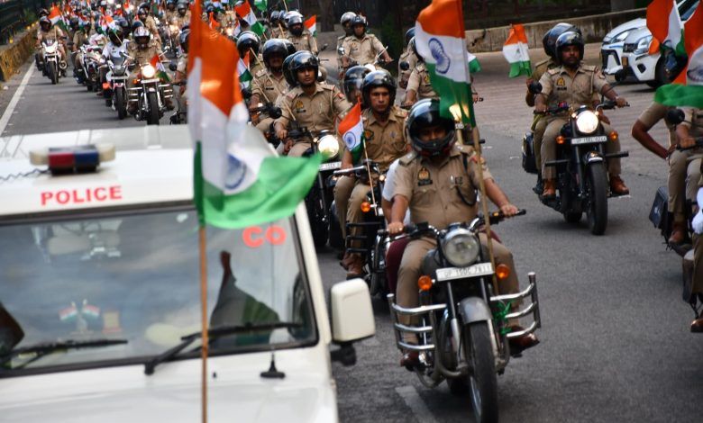 मेरठ में पुलिस लाइन से निकली तिरंगा बाइक रैली, देशभक्ति का रंग छाया 1 114 11