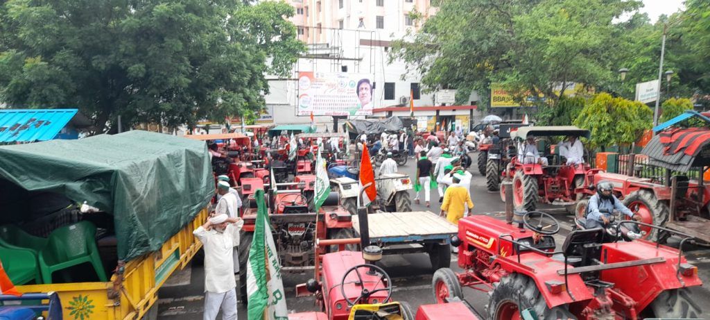मेरठ में किसानों का हंगामा, कमिश्नरी के बाहर धरना जारी 5 114 2