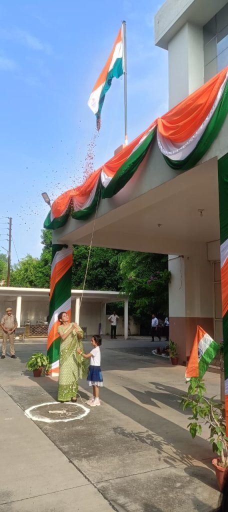 पश्चिमांचल विद्युत वितरण निगम लिमिटेड की प्रबन्ध निदेशक ईशा दुहन ने स्वतंत्रता दिवस पर राष्ट्रीय ध्वज फहराया 4 114 9