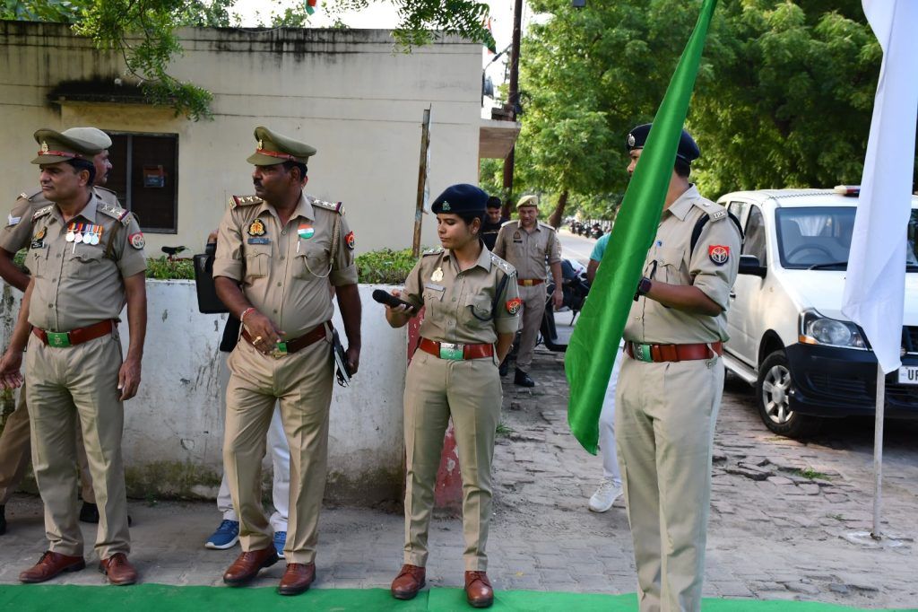 मेरठ में पुलिस लाइन से निकली तिरंगा बाइक रैली, देशभक्ति का रंग छाया 5 115 7
