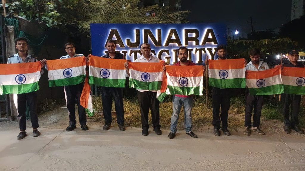 राजनगर एक्सटेंशन एओए ने 3500 ध्वजों का वितरण कर मनाया स्वतंत्रता दिवस 6 116 1