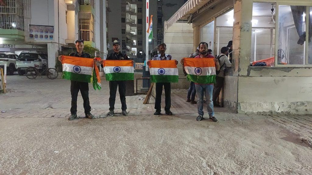 राजनगर एक्सटेंशन एओए ने 3500 ध्वजों का वितरण कर मनाया स्वतंत्रता दिवस 7 117