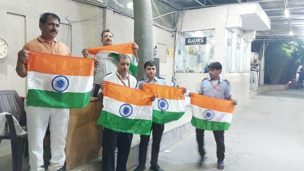 राजनगर एक्सटेंशन एओए ने 3500 ध्वजों का वितरण कर मनाया स्वतंत्रता दिवस 8 118