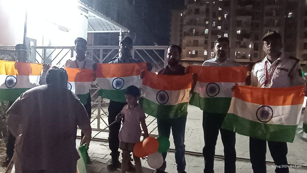 राजनगर एक्सटेंशन एओए ने 3500 ध्वजों का वितरण कर मनाया स्वतंत्रता दिवस 4 119