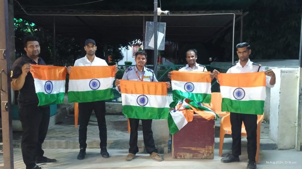 राजनगर एक्सटेंशन एओए ने 3500 ध्वजों का वितरण कर मनाया स्वतंत्रता दिवस 5 120