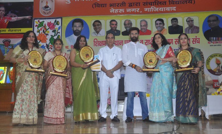 शिक्षक सम्मान समारोह: 349 शिक्षकों को मिला सम्मान 1 111 36