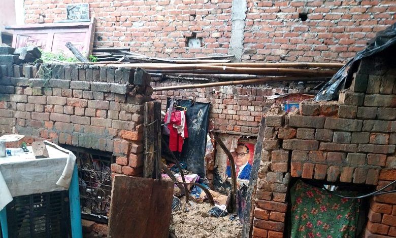 गाजियाबाद: जर्जर मकान की छत गिरने से एक की मौत, दो घायल 1 111 44