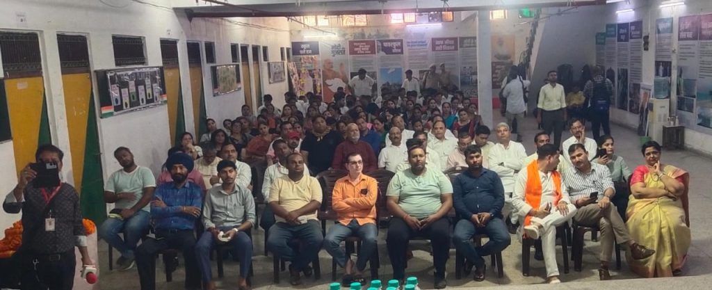 गाजियाबाद में नमो चित्र प्रदर्शनी का मंत्री असीम अरुण ने फीता काटकर किया उद्घाटन 4 111 60