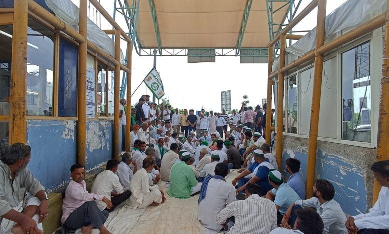 गाज़ियाबाद: दुहाई टोल पर किसानों का प्रदर्शन, मांगे नहीं मानी तो धरना जारी रखने की चेतावनी 1 111 7