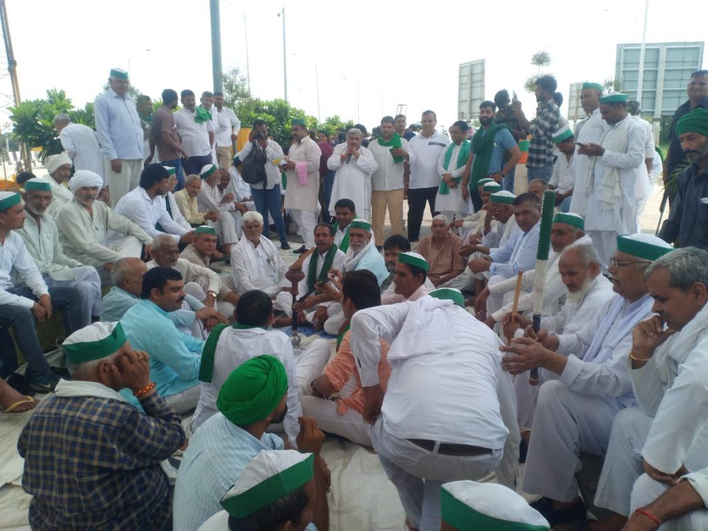 गाज़ियाबाद: दुहाई टोल पर किसानों का प्रदर्शन, मांगे नहीं मानी तो धरना जारी रखने की चेतावनी 2 112 2