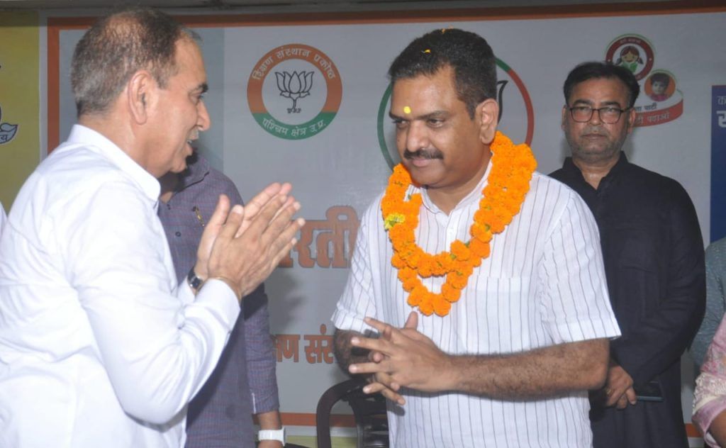 गाजियाबाद में नमो चित्र प्रदर्शनी का मंत्री असीम अरुण ने फीता काटकर किया उद्घाटन 2 112 31