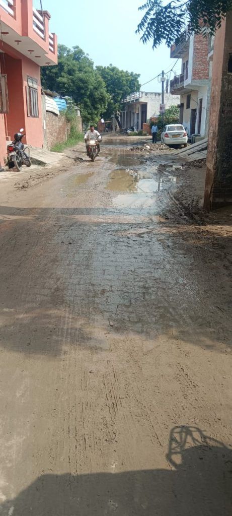 गाजियाबाद: सिकरोड के ग्रामीणों की सड़क की बदहाली से परेशानी 2 112 32