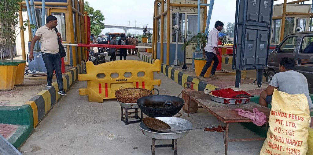 गाज़ियाबाद: दुहाई टोल पर किसानों का प्रदर्शन, मांगे नहीं मानी तो धरना जारी रखने की चेतावनी 3 113